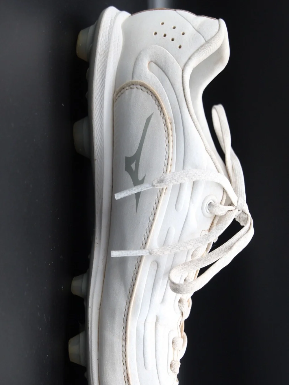 Mizuno White Cream Athletic Cleats